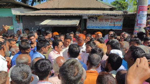হাতীবান্ধায় সার না পেয়ে ক্ষুব্ধ কৃষক, ঘণ্টাব্যাপী মহাসড়ক অবরোধ 