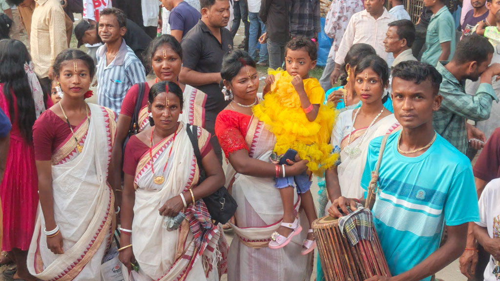 বীরগঞ্জে যুগযুগ ধরে চলে আসা সাঁওতালদের ঐতিহ্যবাহী মিলনমেলা অনুষ্ঠিত হয়েছে। ছবি: আজকের পত্রিকা
