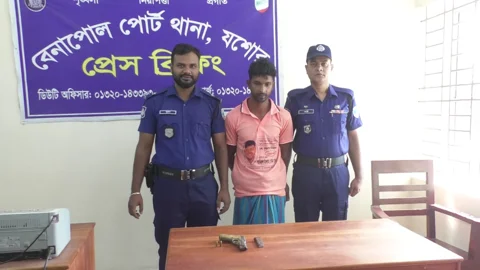 বেনাপোলে পিস্তল, গুলি, ম্যাগাজিনসহ যুবক আটক