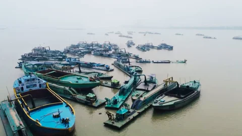 ভৈরবের মেঘনা নদীতে বালু তোলা নিয়ে পাল্টাপাল্টি হামলা, যুবদল নেতা আহত 
