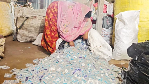 বর্জ্যের সঙ্গে হাসপাতাল থেকে বের হয়ে যাচ্ছে চিকিৎসাসামগ্রী
