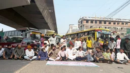 বিআরটি প্রকল্প বাতিলের প্রতিবাদে ঢাকা-ময়মনসিংহ মহাসড়কে অবস্থান কর্মসূচি