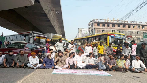 বিআরটি প্রকল্প বাতিলের প্রতিবাদে ঢাকা-ময়মনসিংহ মহাসড়কে অবস্থান কর্মসূচি