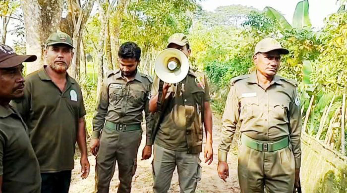 মাইকিং করে জনগণকে সতর্ক করা হচ্ছে। ছবি: সংগৃহীত