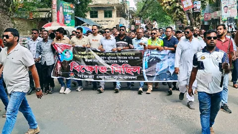 মাগুরায় যুবদল নেতা হত্যা: জড়িতদের শাস্তির দাবিতে বিক্ষোভ, গ্রেপ্তার শ্রমিক নেতার মুক্তির দাবি