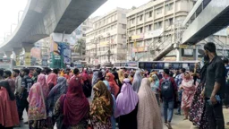 ন্যূনতম বেতন ৩০ হাজার টাকার দাবিতে মিরপুর ১০ নম্বরে সড়ক অবরোধ