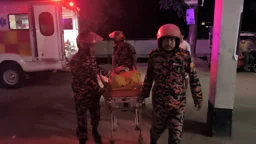 ঢাকা-মাওয়া এক্সপ্রেসওয়েতে দাঁড়িয়ে থাকা ট্রাকের পেছনে যাত্রীবাহী বাসের ধাক্কা, শিশুসহ আহত ৩