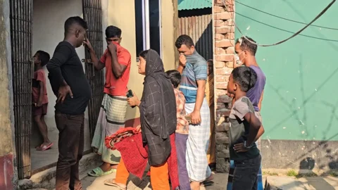 দুর্গন্ধের উৎস খুঁজতে গিয়ে তালাবদ্ধ ঘরে মিলল যুবকের লাশ