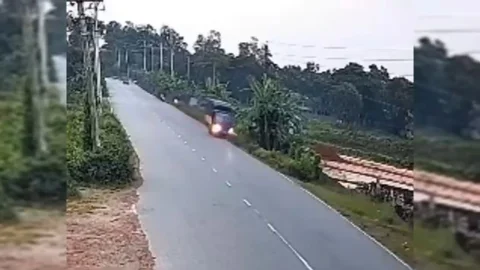 ময়মনসিংহে কাভার্ড ভ্যানের ধাক্কায় দুই বোন নিহত