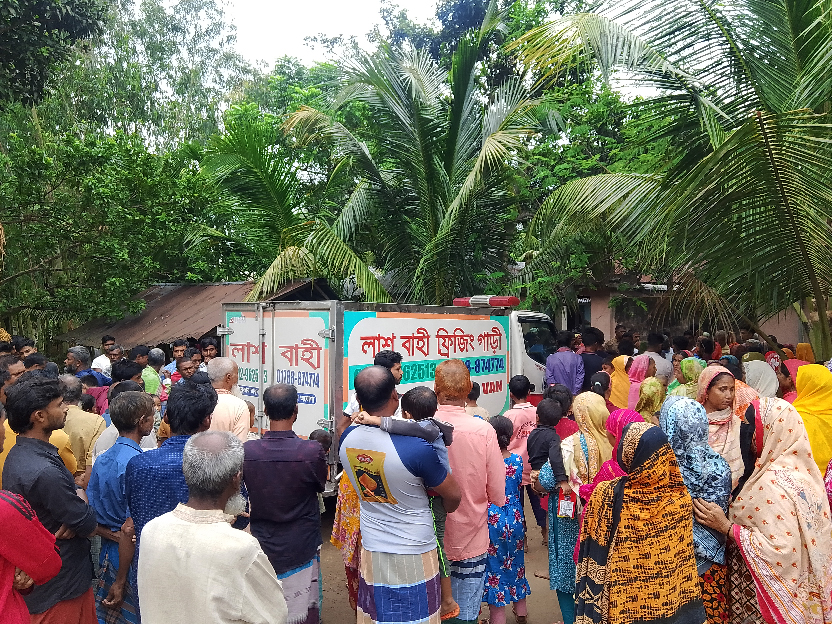 মালয়েশিয়ায় মনিরুলের মৃত্যু: বাড়িতে মরদেহ পৌঁছাতেই কান্নায় ভেঙে পড়েন মা-বাবা