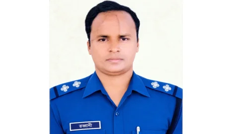 বগুড়ায় সড়ক বিভাজকে প্রাইভেট কার উল্টে পুলিশ সদস্যের মৃত্যু
