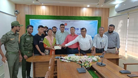 কাপ্তাইয়ে হাতির আক্রমণে স্বামীর মৃত্যু: ছয় মাস পর ক্ষতিপূরণের চেক পেলেন স্ত্রী
