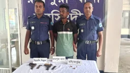 রায়পুরায় অভিযানে বিদেশি পিস্তলসহ গ্রেপ্তার ৩