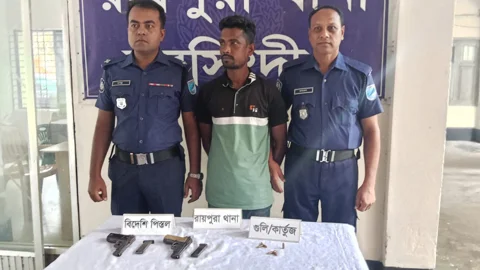 রায়পুরায় অভিযানে বিদেশি পিস্তলসহ গ্রেপ্তার ৩