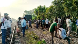 ২৪ ঘণ্টা পর ঢাকা-চট্টগ্রাম রেলপথে আপলাইনে ট্রেন চলাচল স্বাভাবিক