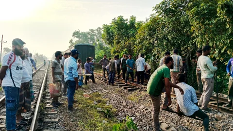 ২৪ ঘণ্টা পর ঢাকা-চট্টগ্রাম রেলপথে আপলাইনে ট্রেন চলাচল স্বাভাবিক
