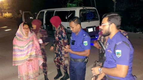 ভারতে যাওয়ার সময় বর্ডারে আটক যুব মহিলা লীগ নেত্রী
