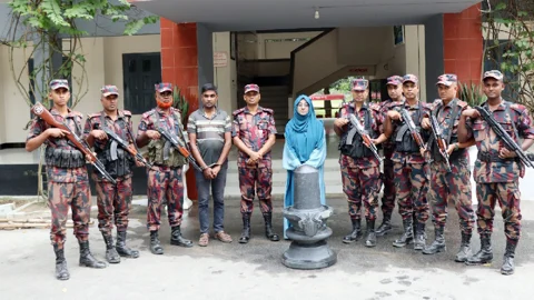 নওগাঁয় ২৪৫ কেজি ওজনের কষ্টিপাথরের শিবলিঙ্গ উদ্ধার, যুবক আটক