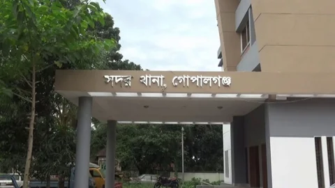 গোপালগঞ্জে পুলিশের গাড়িতে হামলার ঘটনায় ১০০ জনের বিরুদ্ধে মামলা, গ্রেপ্তার ৭