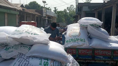 গাইবান্ধার সুন্দরগঞ্জ: সংকটের অজুহাত, বাড়তি টাকা ছাড়া মেলে না সার