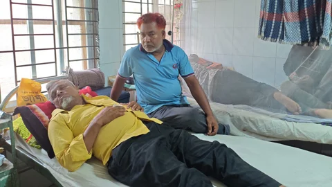 ফি না দেওয়ায় পরীক্ষায় অংশ নিতে বাধা, শিক্ষার্থী-বহিরাগতদের মারধরে আহত প্রধান শিক্ষক