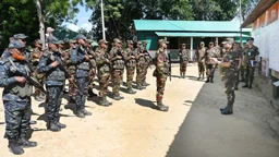 পার্বত্য চট্টগ্রামে সেনা ক্যাম্প পরিদর্শন করলেন সেনাপ্রধান
