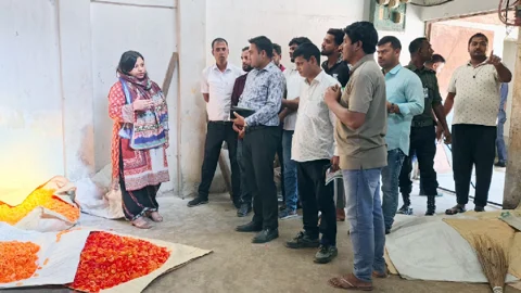 সৈয়দপুরে রং মিশিয়ে চিপস তৈরি, অর্ধলাখ টাকা জরিমানা