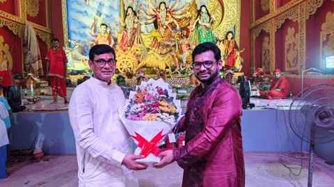 সোনারগাঁয়ে দুর্গাপূজার মণ্ডপ পরিদর্শনে ভারতের উপ-হাইকমিশনার