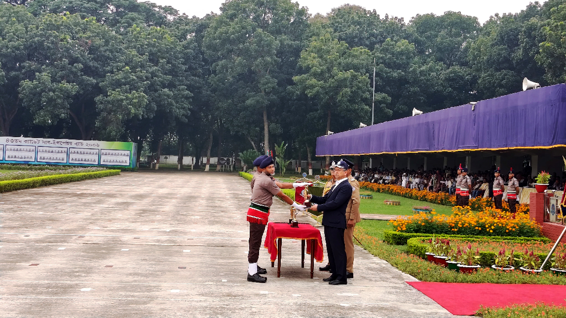 রাজশাহীর সারদায় বাংলাদেশ পুলিশ একাডেমির ঐতিহাসিক প্যারেড গ্রাউন্ডে প্রশিক্ষণ সমাপনী কুচকাওয়াজ অনুষ্ঠানে স্বরাষ্ট্রমন্ত্রী। ছবি: বিজ্ঞপ্তি
