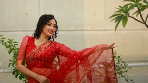 দশমীতে লাল রঙের পোশাক পরবেন? কীভাবে সাজবেন জেনে নিন