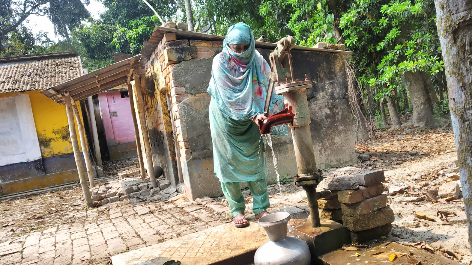বাগেরহাটের ফকিরহাট: আর্সেনিকযুক্ত পানিই ভরসা