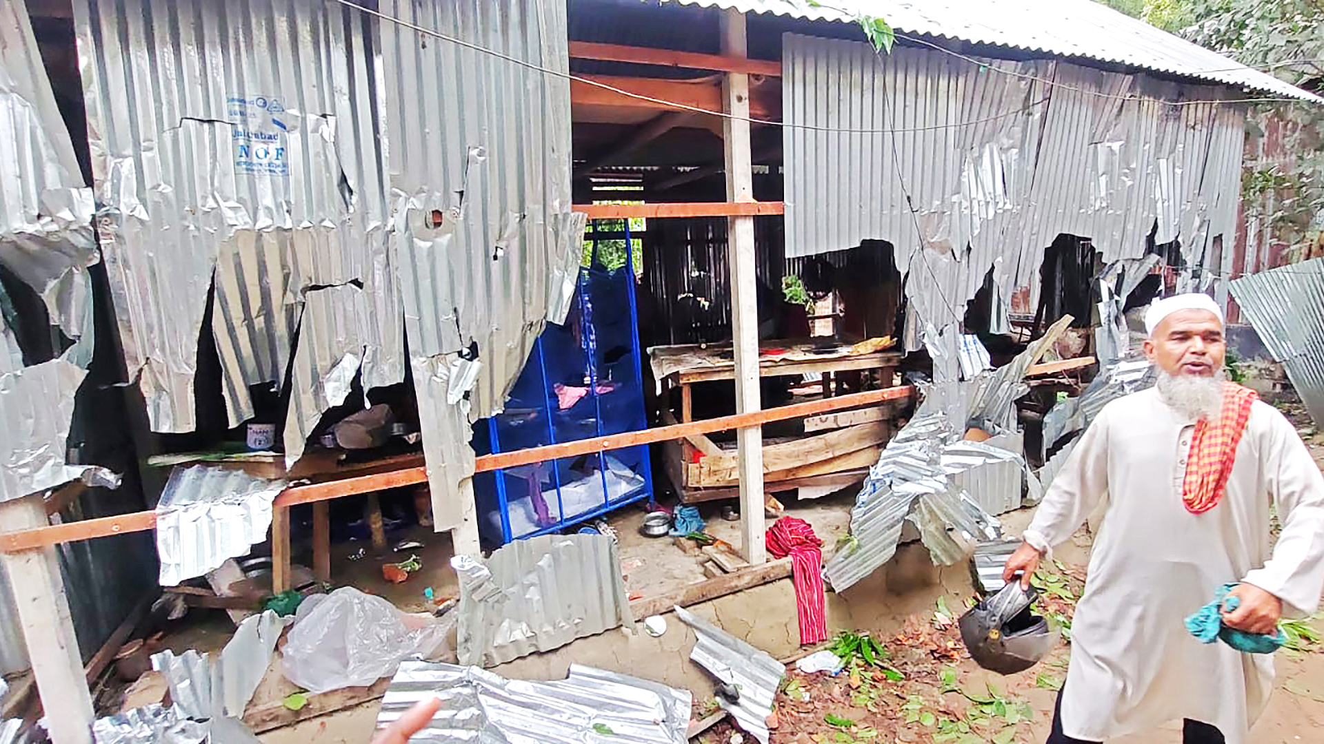 আধিপত্য বিস্তারের জের: ৪০ বাড়িতে ভাঙচুর-লুটপাট