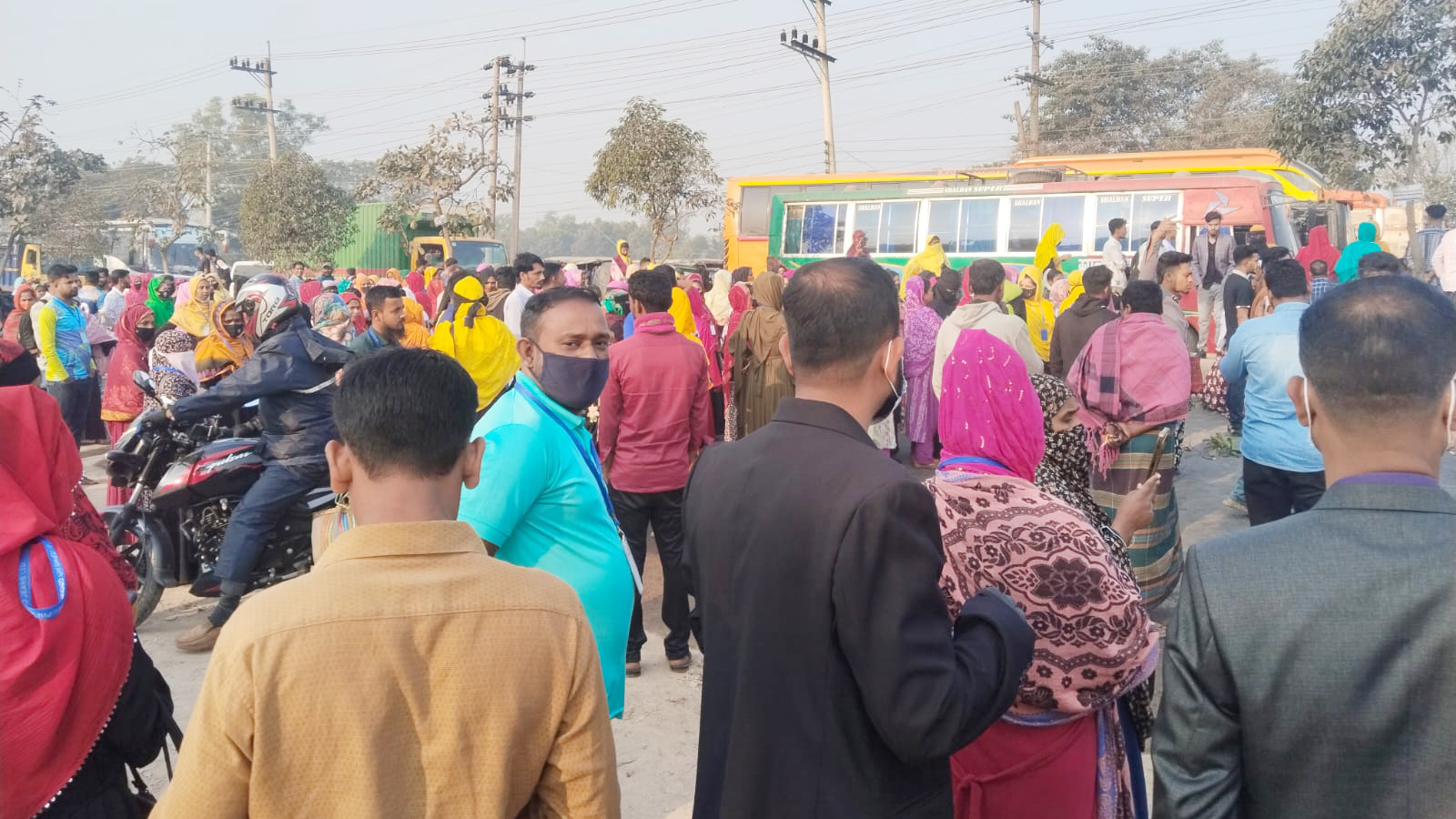 ভালুকায় ঢাকা-ময়মনসিংহ মহাসড়ক অবরোধ শ্রমিকদের, যাত্রীদের ভোগান্তি