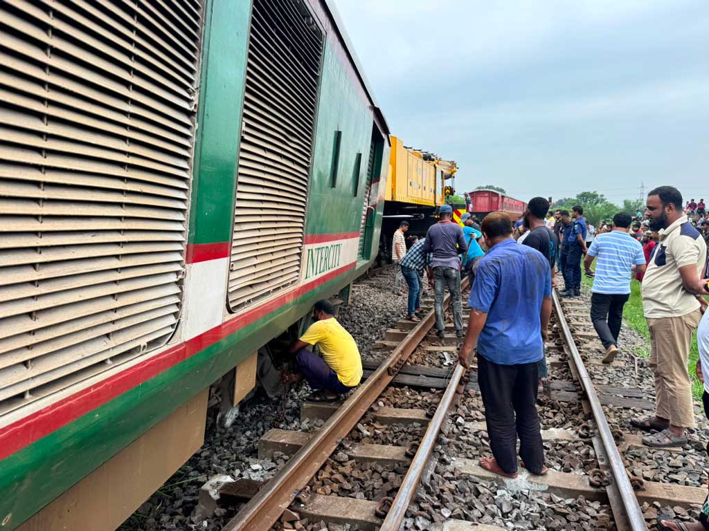 একতা এক্সপ্রেসের দুটি বগি লাইনচ্যুত: ৬ ঘণ্টা পর ঢাকা-উত্তরবঙ্গ রেল যোগাযোগ স্বাভাবিক