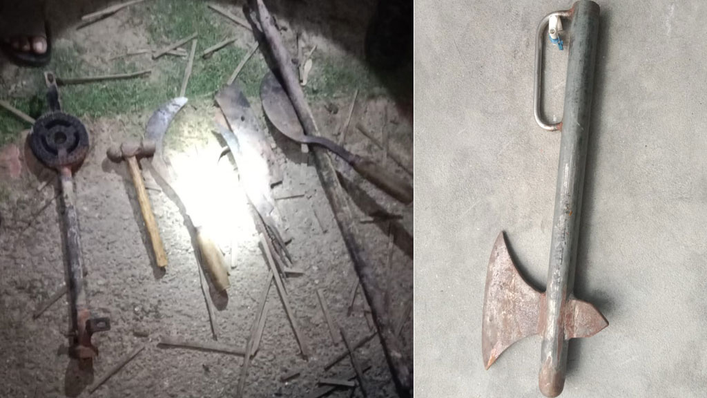 পাইকগাছায় ‘ডাকাত বাহিনীর প্রধানের’ বাড়িতে আগুন দিল জনতা, অস্ত্র উদ্ধার