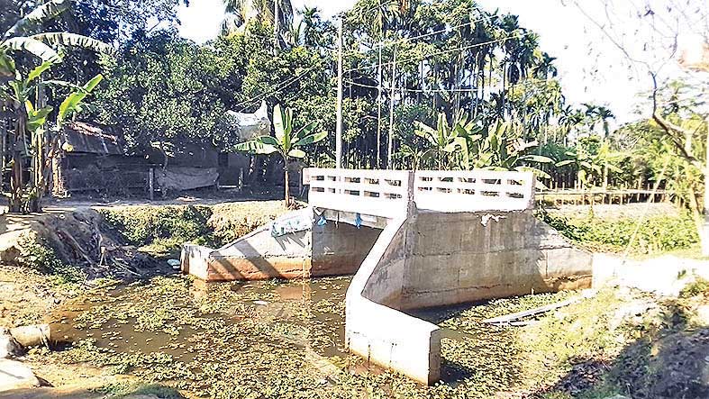 সেতু থাকলেও নেই সংযোগ সড়ক