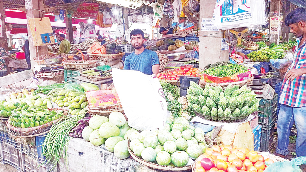 নিত্যপণ্যের দামে অস্বস্তিতে  মানুষ