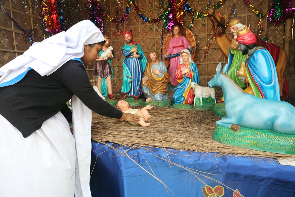 প্রচলিত আছে যিশু খ্রিষ্টের জন্ম হয়েছিল গোশালায়, আর তাই সেই বিশেষ মুহুর্তকে স্মরণ করতে সাজানো হয়েছে গোশালা।