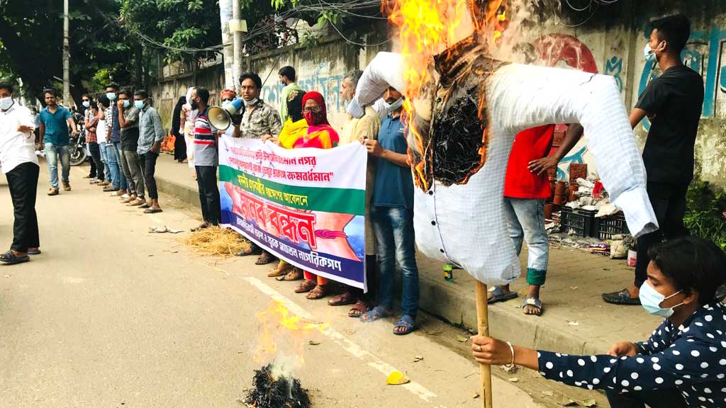 ধানমন্ডিতে মেয়র তাপসের কুশপুত্তলিকা দাহ