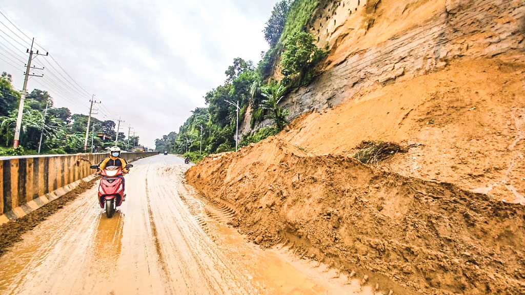 ব্যবস্থাপনার অভাবে থামছে না পাহাড় ধস