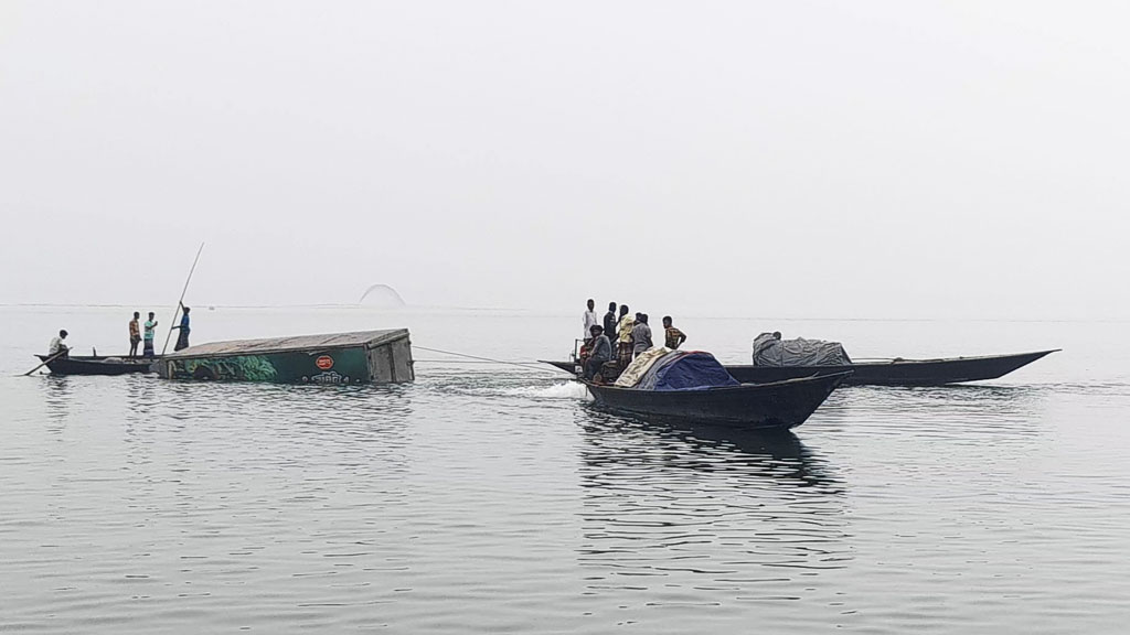 ফেরি থেকে নামার সময় নিয়ন্ত্রণ হারিয়ে পদ্মায় কাভার্ড ভ্যান