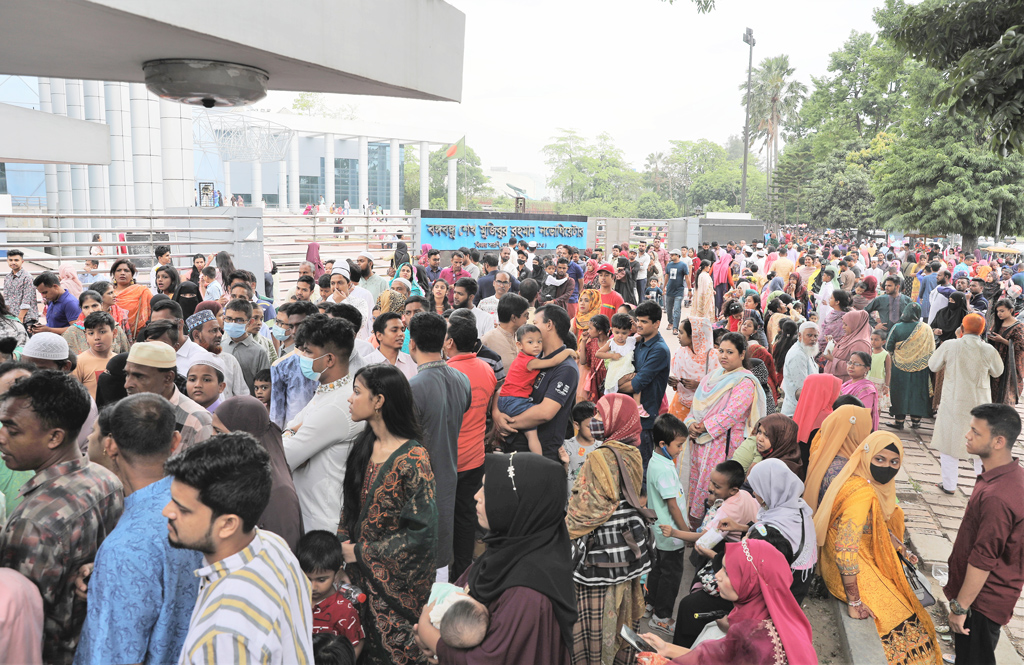 বঙ্গবন্ধু শেখ মুজিবুর রহমান নভো থিয়েটারে প্রবেশ টিকিটের জন্য লাইনে দাঁড়িয়ে অপেক্ষা। ছবি: জাহিদুল ইসলাম