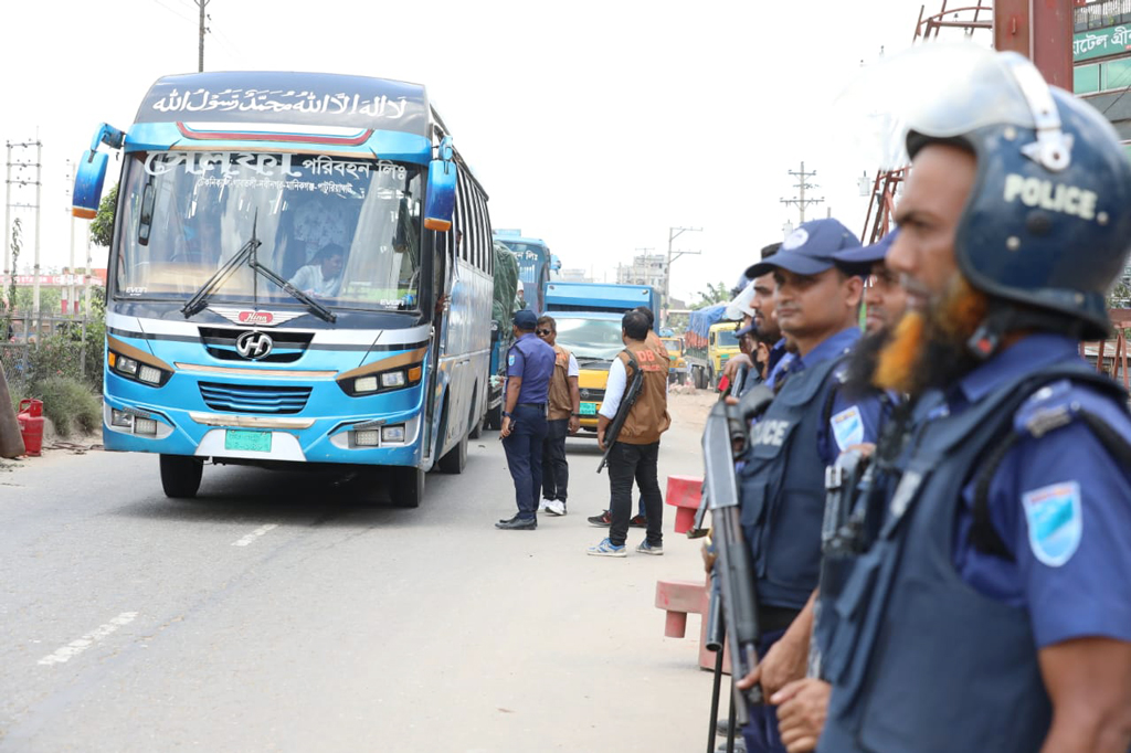 রাজধানীতে বড় দুই রাজনৈতিক দলের সমাবেশকে কেন্দ্র করে উত্তপ্ত পরিস্থিতি বিরাজ করছে। এ অবস্থায় ঢাকার প্রবেশমুখে নিরাপত্তা জোরদার করেছে পুলিশ। আমিন বাজার, ঢাকা, ২৮ জুলাই, ২০২৩। ছবি: ওমর ফারুক