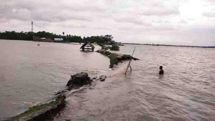 বৃষ্টিতে ১৭ হাজার ঘেরের ক্ষতি