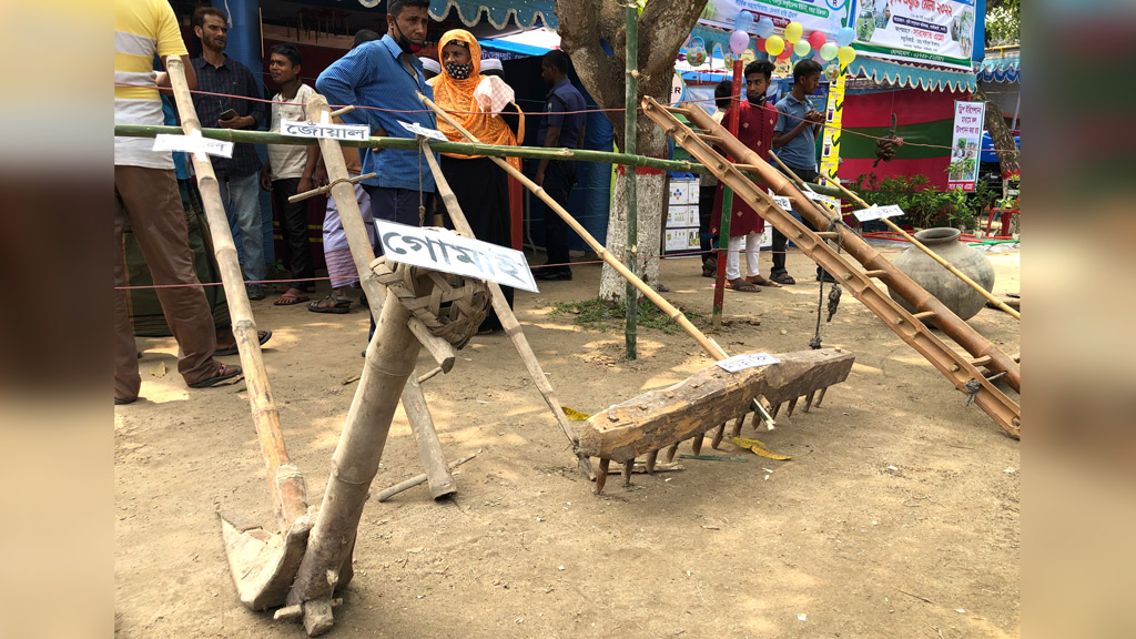 বিলুপ্তপ্রায় কৃষিযন্ত্র দেখতে মানুষের ভিড়