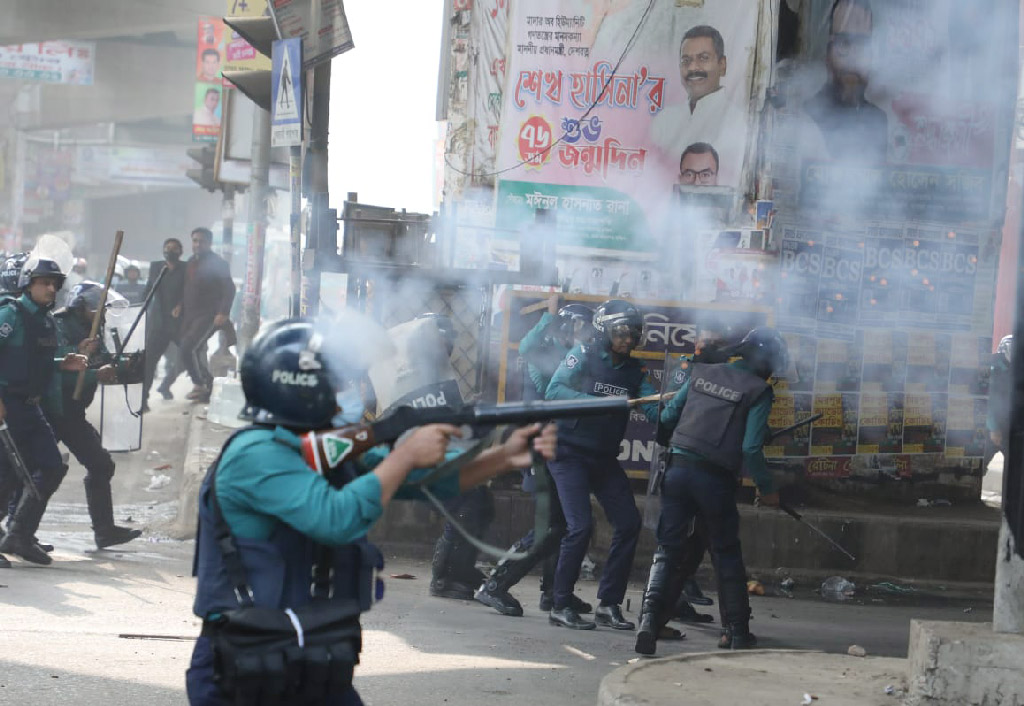 জামায়াতের নেতা–কর্মীদের ছত্রভঙ্গ করতে পুলিশ টিয়ারশেল ছুড়ে। ছবি: জাহিদুল ইসলাম সজল