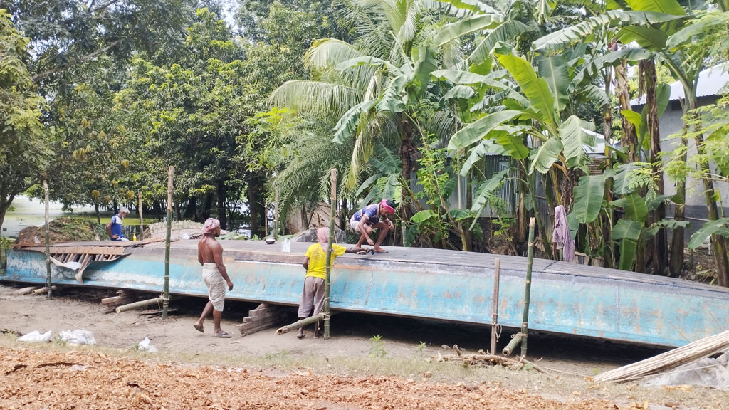 বন্যার পানি ও কয়েক দিনের টানা বৃষ্টিতে খাল-বিলে পানিতে টইটম্বুর। তাই যাতায়াতের সুবিধার জন্য নৌকা মেরামত করছেন কয়েকজন। চাটমোহর উপজেলার ডিবিগ্রাম ইউনিয়নের দাথিয়াকয়ড়াপাড়া এলাকা থেকে তোলা, পাবনা, ৭ সেপ্টেম্বর ২০২৪। ছবি: শুভাশীষ ভট্টাচার্য্য তুষার