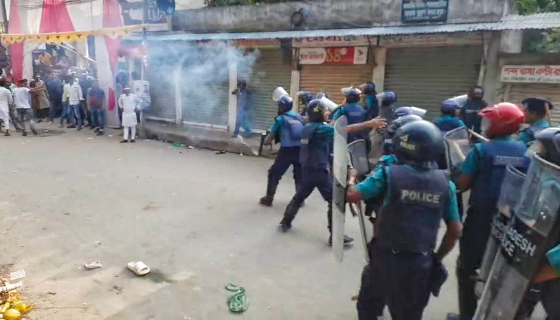 খুলনায় পুলিশের সঙ্গে বিএনপি নেতা-কর্মীদের সংঘর্ষ, আহত অর্ধশতাধিক