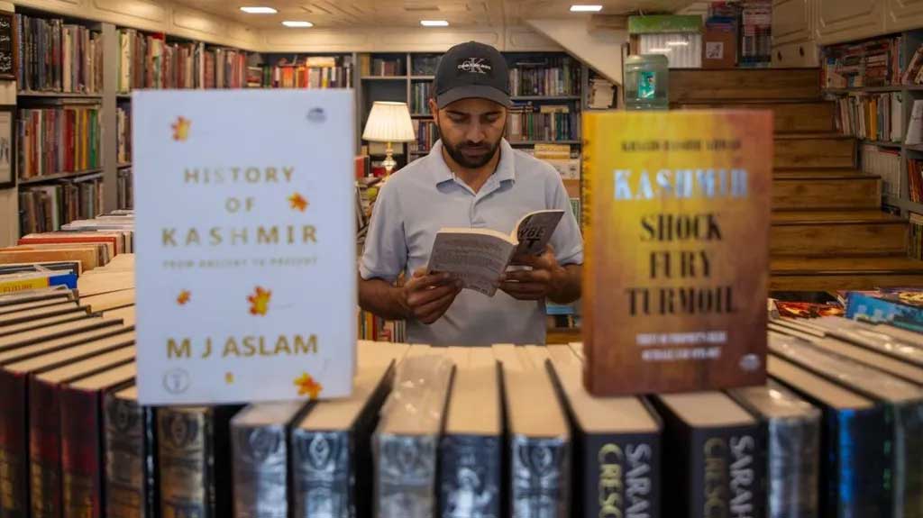 কাশ্মীরে ‘আপত্তিকর’ বইয়ের বিরুদ্ধে অভিযান ঘিরে বিতর্ক