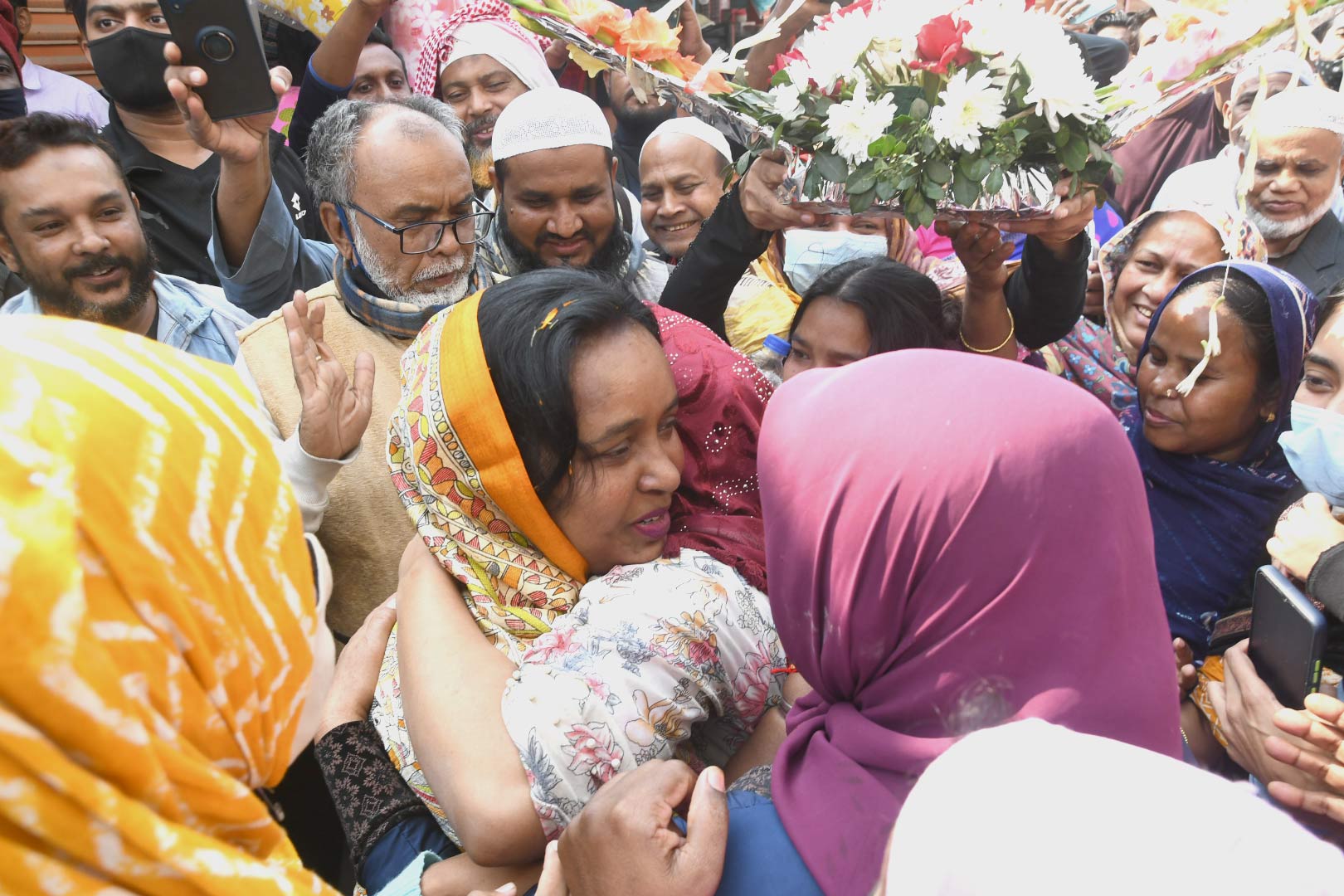 প্রচারণার একপর্যায়ে এক নারী সেলিনা হায়াৎ আইভীকে জড়িয়ে ধরেন। এ সময় আশপাশে উপস্থিত সবাইকে হাস্যোজ্জ্বল দেখা যায়।